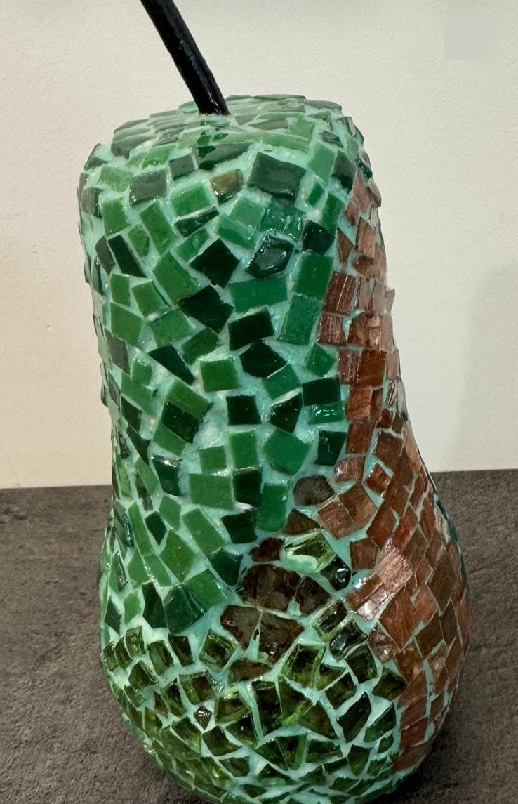 La Poire Émeraude, tesselles de verre vert et cuivre posées à la main